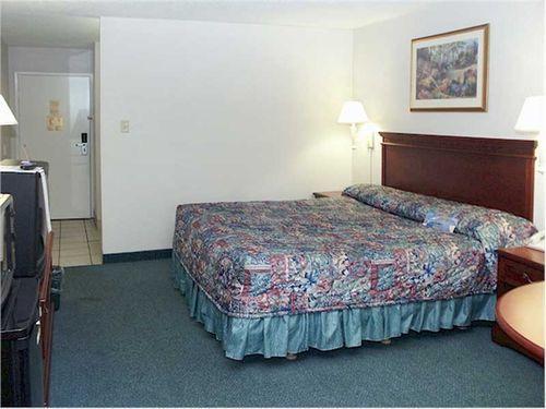 Hotel Clarion Pointe Marshall