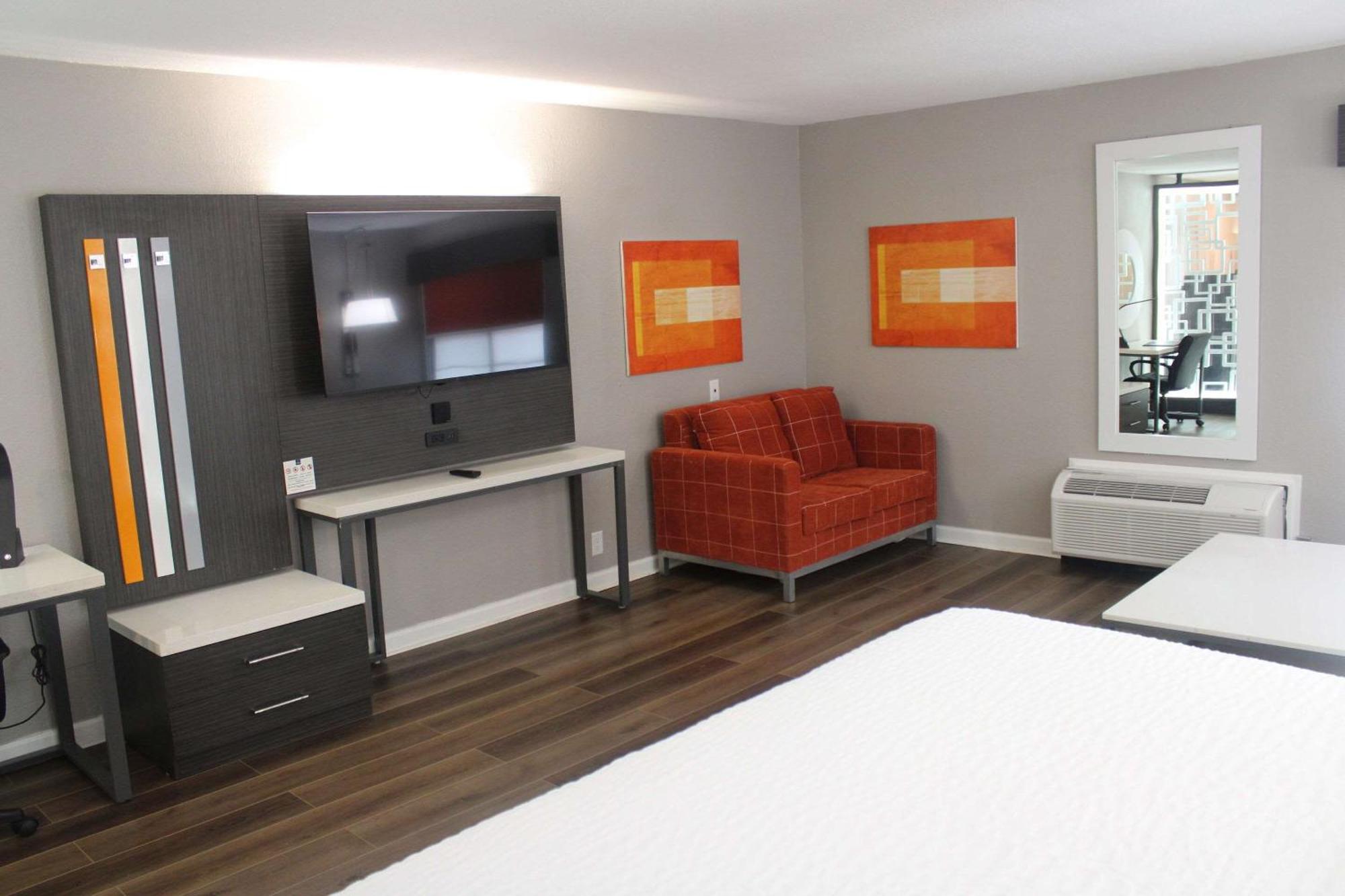 Hotel Clarion Pointe 3*