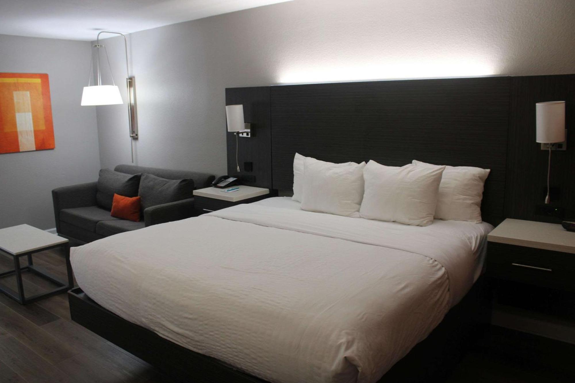 Hotel Clarion Pointe Marshall