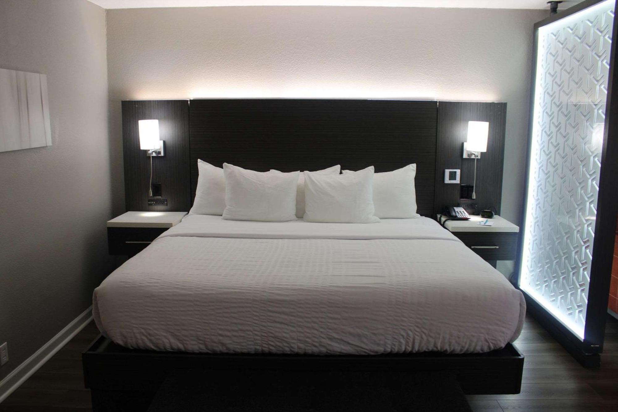 Hotel Clarion Pointe