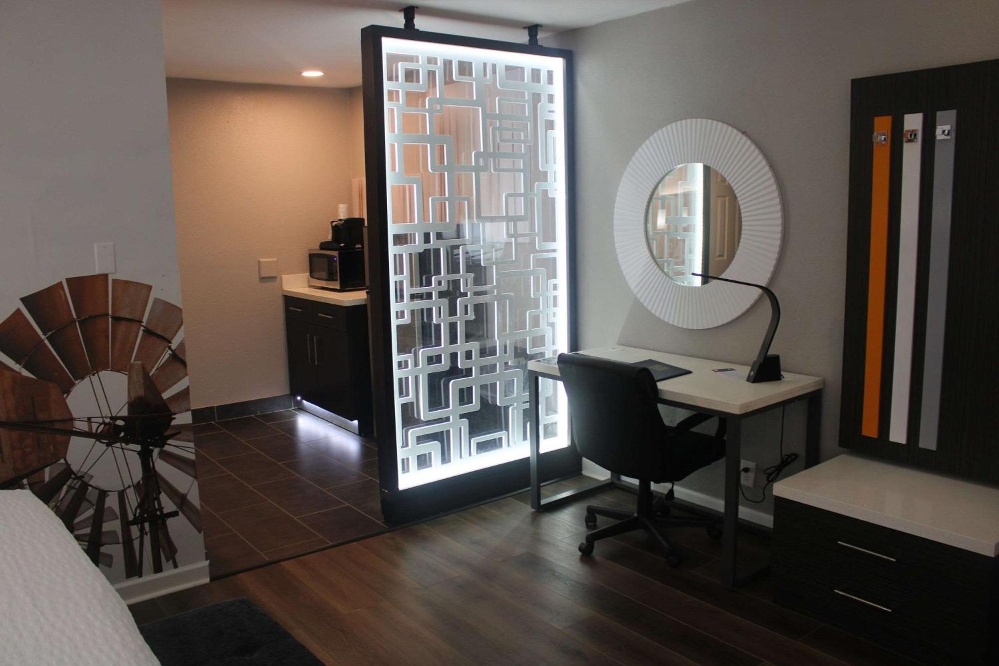 Clarion Pointe Hotel 3*